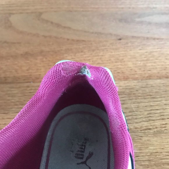Girls 3 1/2 Puma Sneakers. Can fit size 5 shoe too in women - Picture 10 of 10